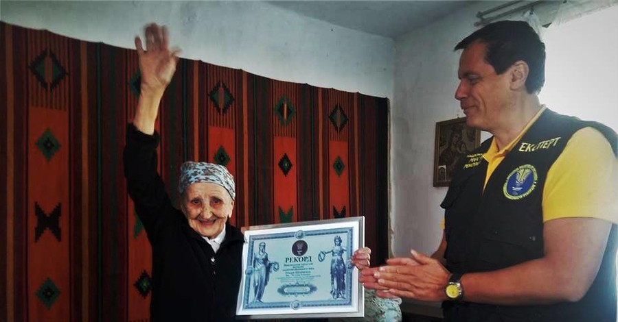 В 93 года - на шпагат: во Львовской области живет самая гибкая бабушка Украины