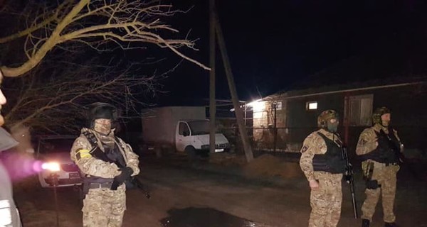 ФСБ нагрянула с обысками к крымским татарам, троих забрали