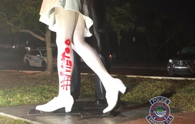 На памятник поцелую на Таймс-сквер нанесли надпись против домогательств #MeToo