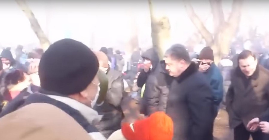Появилось видео, где Порошенко помогает раненым на Майдане