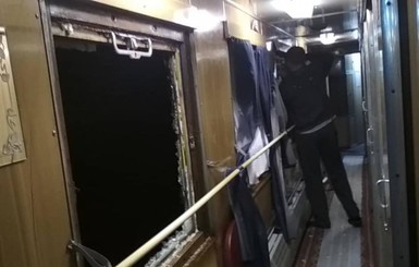 В Бердичеве хулиганы разбили окна в поезде
