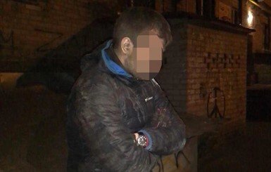 В Киеве патрульные нашли вора в мусорном баке