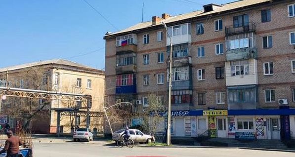 В Токмаке Запорожской области в день выборов на доме вывесили флаг России
