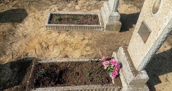 В Донбассе женщина подорвалась во время уборки могилы