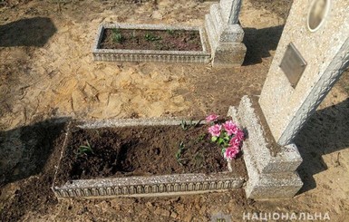 В Донбассе женщина подорвалась во время уборки могилы