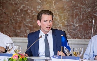 Канцлер Австрии поздравил Зеленского с победой на выборах