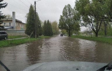 Ливни в Украине затапливают дома и дороги
