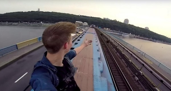 Роковое селфи: школьник упал с поезда, пытаясь сделать фото