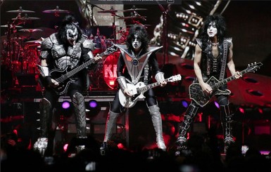 Группа Kiss в Киеве устроит взрыв и будет летать на стадионе