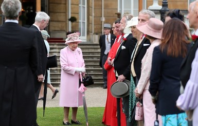 Вечеринка в дворцовом саду: королева Елизавета II пришла в сопровождении внуков
