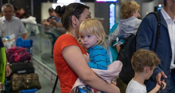 В Украину из Грузии самолетом Зеленского вернулись дети, которых якобы хотели продать