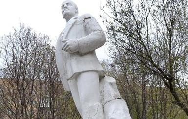 В Киевской области памятники Ленину спрятались в кустах