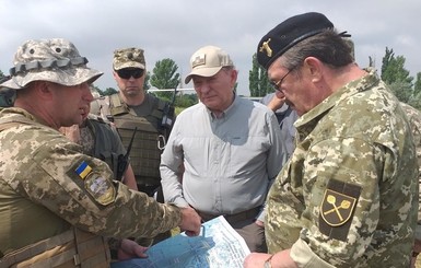 Кучма побывал на Луганщине и проверил, как проходит разведение сил