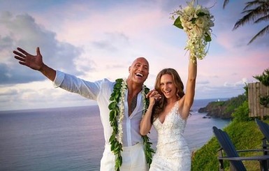 “Скала” Джонсон женился: первые фото со свадьбы на Гаваях