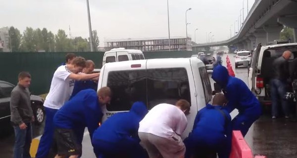 Расчистили себе дорогу: баскетболисты сборной Украины подняли и унесли машину, мешавшую им проехать