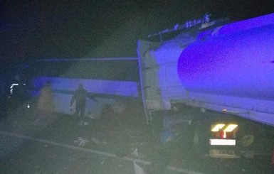 Автоцистерна врезалась в автобус на трассе Киев-Чоп: 9 погибших
