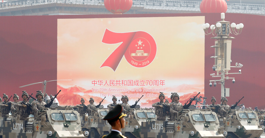 Военный парад и протесты: Китайской Народной Республике исполнилось 70 лет