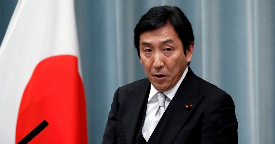 Министр экономики Японии ушел в отставку из-за подкупа избирателей дынями и морепродуктами