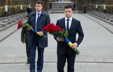 Зеленский с Разумковым возложили цветы к могиле Неизвестного солдата