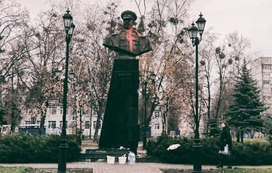 В Харькове надругались над памятником Жукову