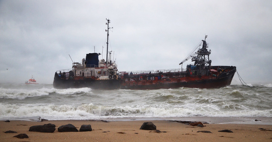 У берегов Одессы терпит бедствие танкер, экипаж отказывается эвакуироваться из-за судовладельца