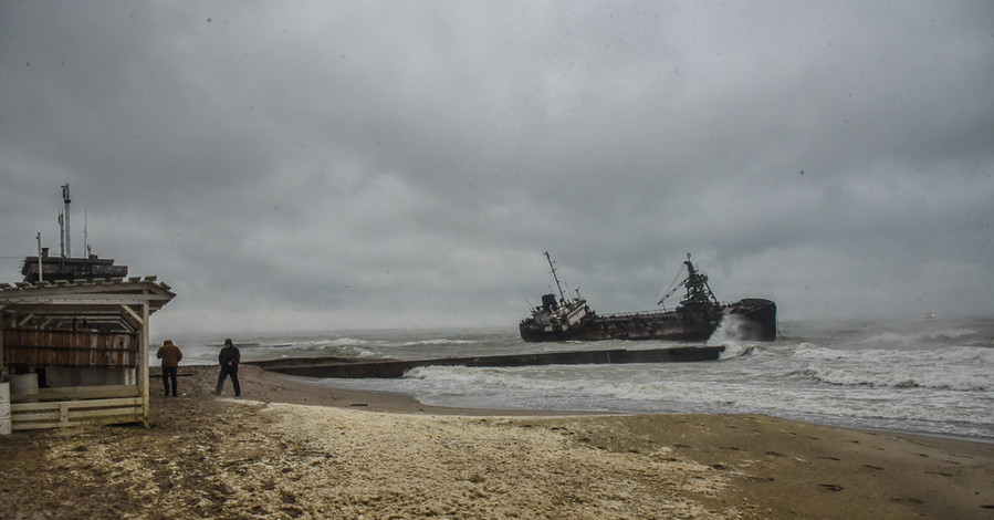 Одесские спасатели снимают экипаж с терпящего бедствия танкера