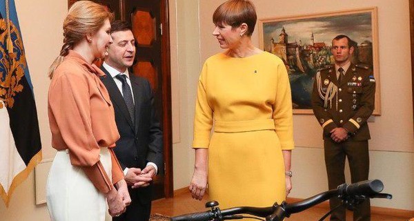 Президент Эстонии подарила Зеленскому велосипед