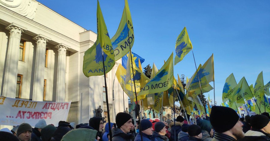 Сотни людей пришли под Раду в последнюю неделю работы депутатов