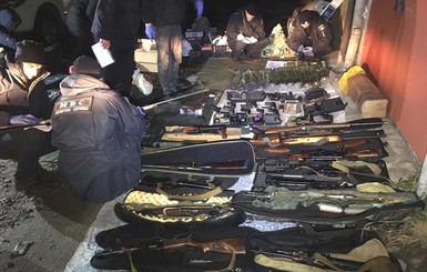 В Ровно в гараже полиция нашла небывалый арсенал оружия
