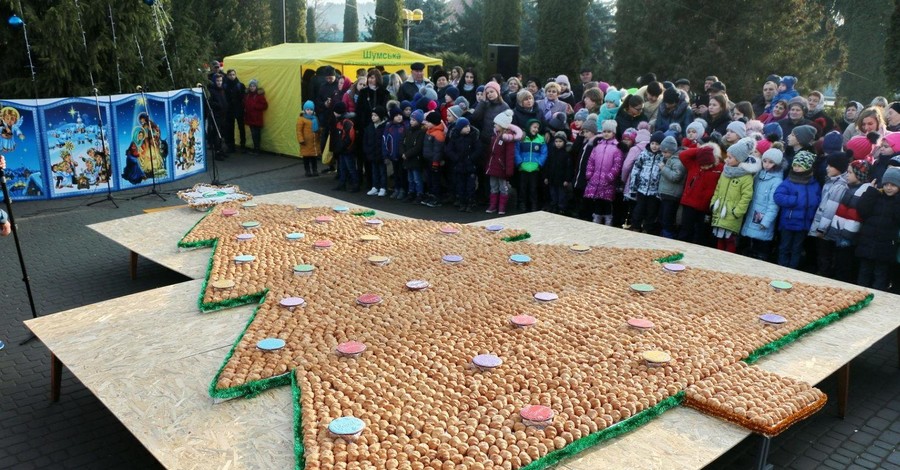 Новогодний рекорд Украины: под Тернополем сделали елку из круассанов