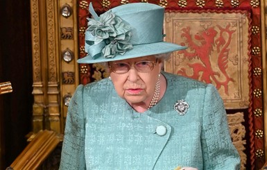Королева Елизавета II в бирюзовом пальто и шляпе открыла британский парламент