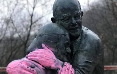 В Киеве изуродовали романтичный памятник любви итальянца и украинки
