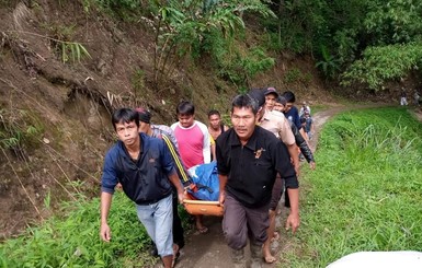 В Индонезии автобус упал в ущелье с высоты 150 метров