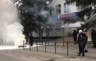 Народный бунт в Каховке: люди требуют от полиции возмездия за расстрел 26-летнего парня  