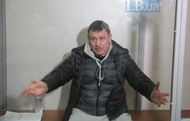 Подозреваемый в убийстве Амины Окуевой в суде показал отсутствующие пальцы