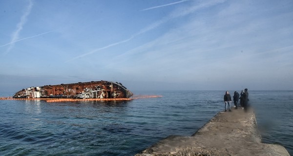 Решение по затонувшему возле одесского пляжа танкеру Delfi примут 25 января