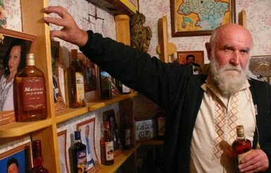 77-летний ДiД Василь написал гимн пчеловодов и открыл музей меда 