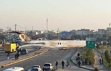 Иранский пассажирский самолет приземлился на оживленной дороге