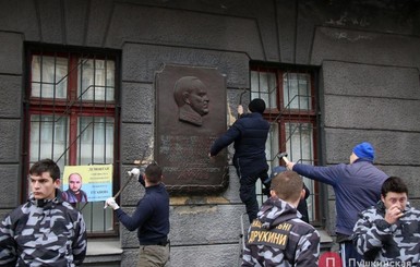 В Одессе снесли барельеф маршала Жукова. На очереди харьковский бюст