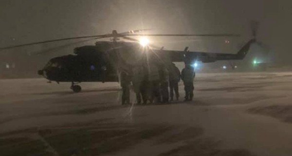 Обстрелы на Донбассе: раненых доставили на вертолете в Харьков