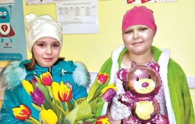 8-летняя школьница из Ровно продала косу, чтобы помочь больной девочке