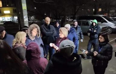 Жители Черновцов собрались под домом жены заболевшего коронавирусом - ее пришлось изолировать 