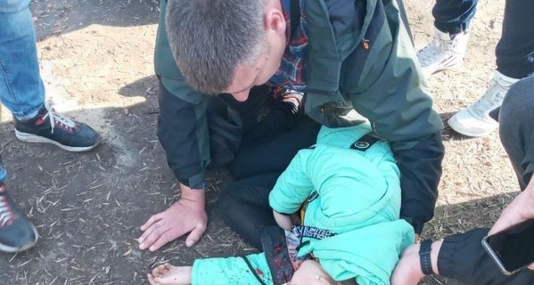 В Запорожье на девочку упала деревянная скульптура, в больницу ребенка увезли без сознания