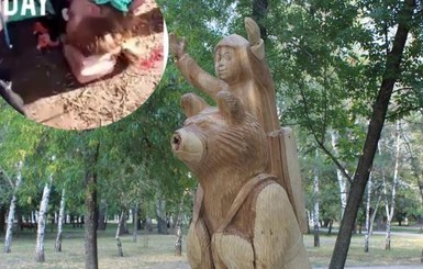 Умерла девочка, на которую в Запорожье упал деревянный медведь