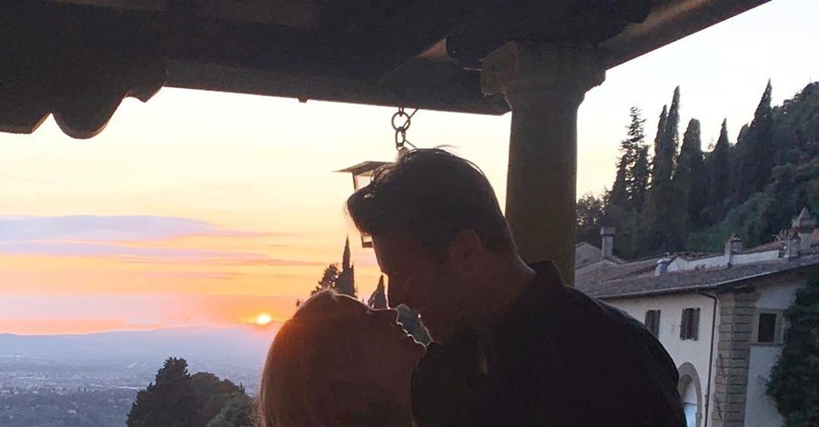 Кайли Миноуг поздравила молодого бойфренда романтичным поцелуем