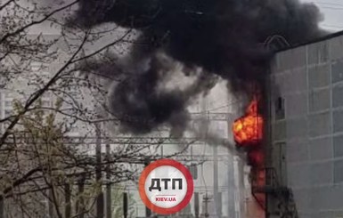 В Киеве горит электростанция: во время пожара прозвучал взрыв