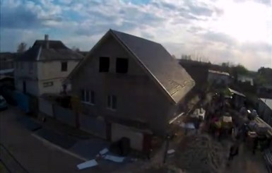 Под Харьковом у многодетной семьи сгорел дом: народ построил им новый всего за 6 дней 