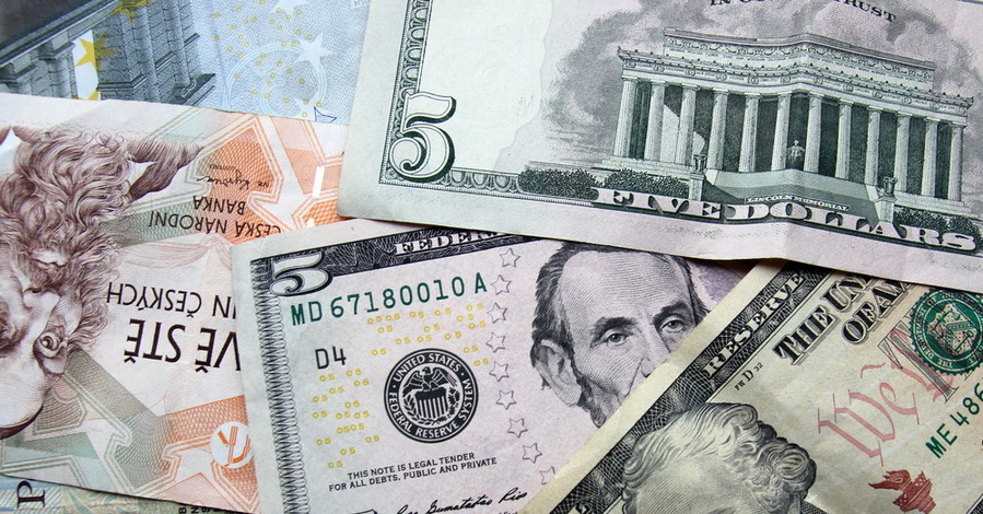 Курс валют на сегодня: доллар упал ниже психологической отметки
