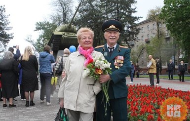 Украинцев спросили, что праздновать - 8 или 9 мая, об отношении к УПА и о вине СССР за войну
