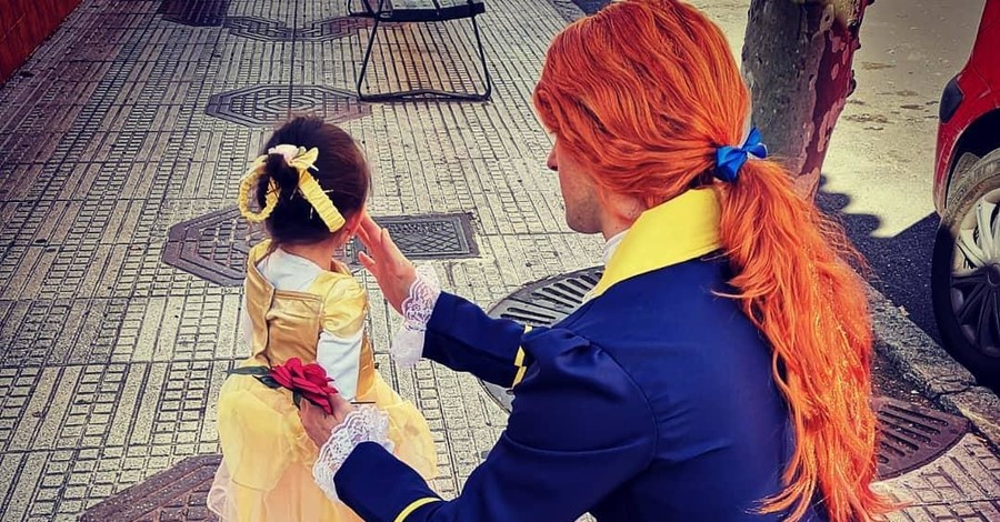Звезды Instagram: в Испании папа с дочкой выносят мусор в карнавальных костюмах